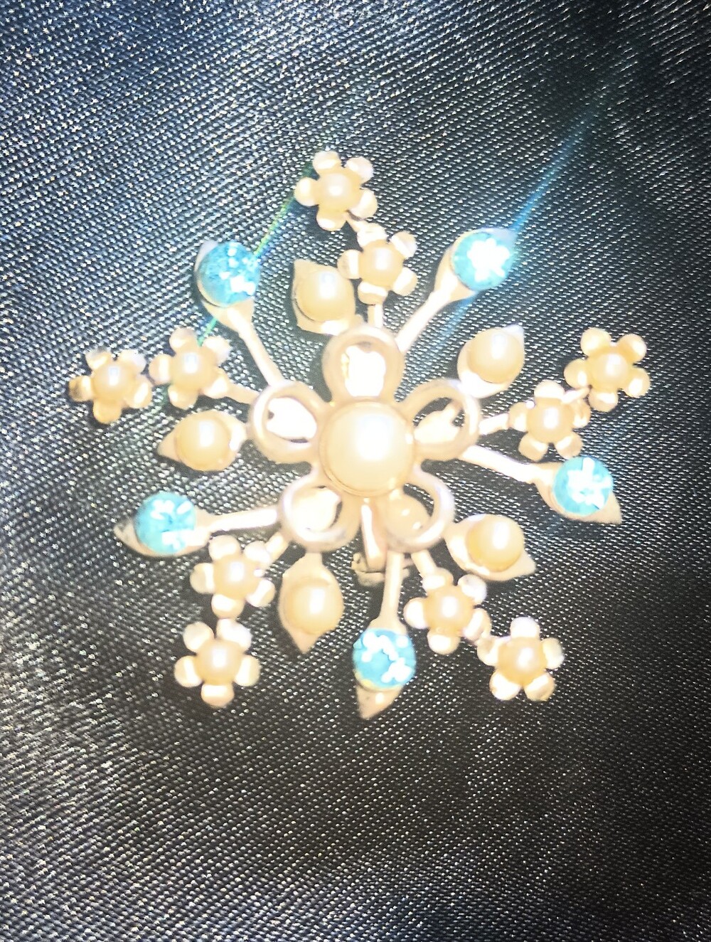 Vintage Snowflake Brooch. Silvertone, Light Blue Stones, Faux Pearl